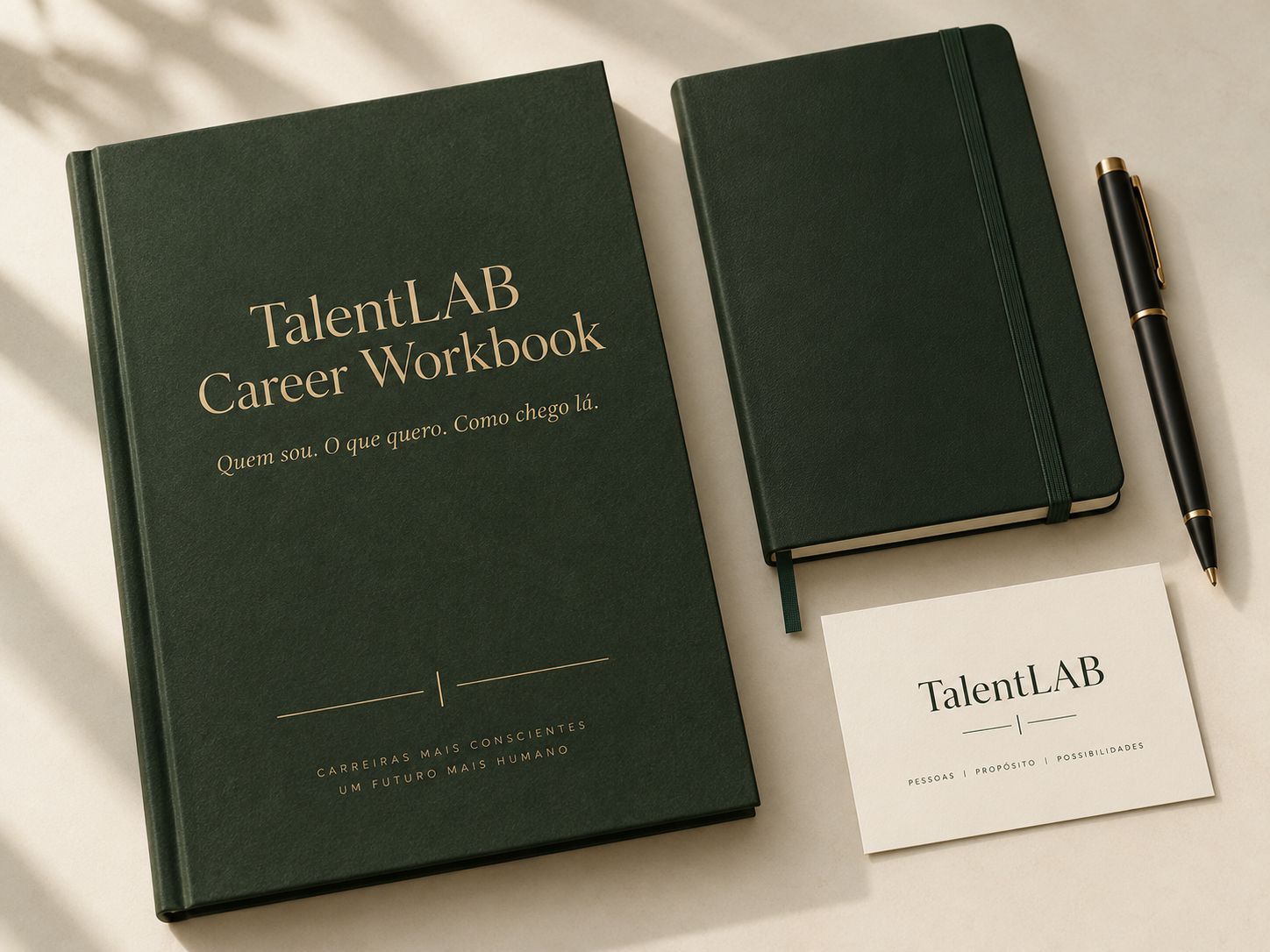 Kit TalentLAB: Career Workbook e caderno verde cedro, caneta e carta de boas-vindas da mentora.